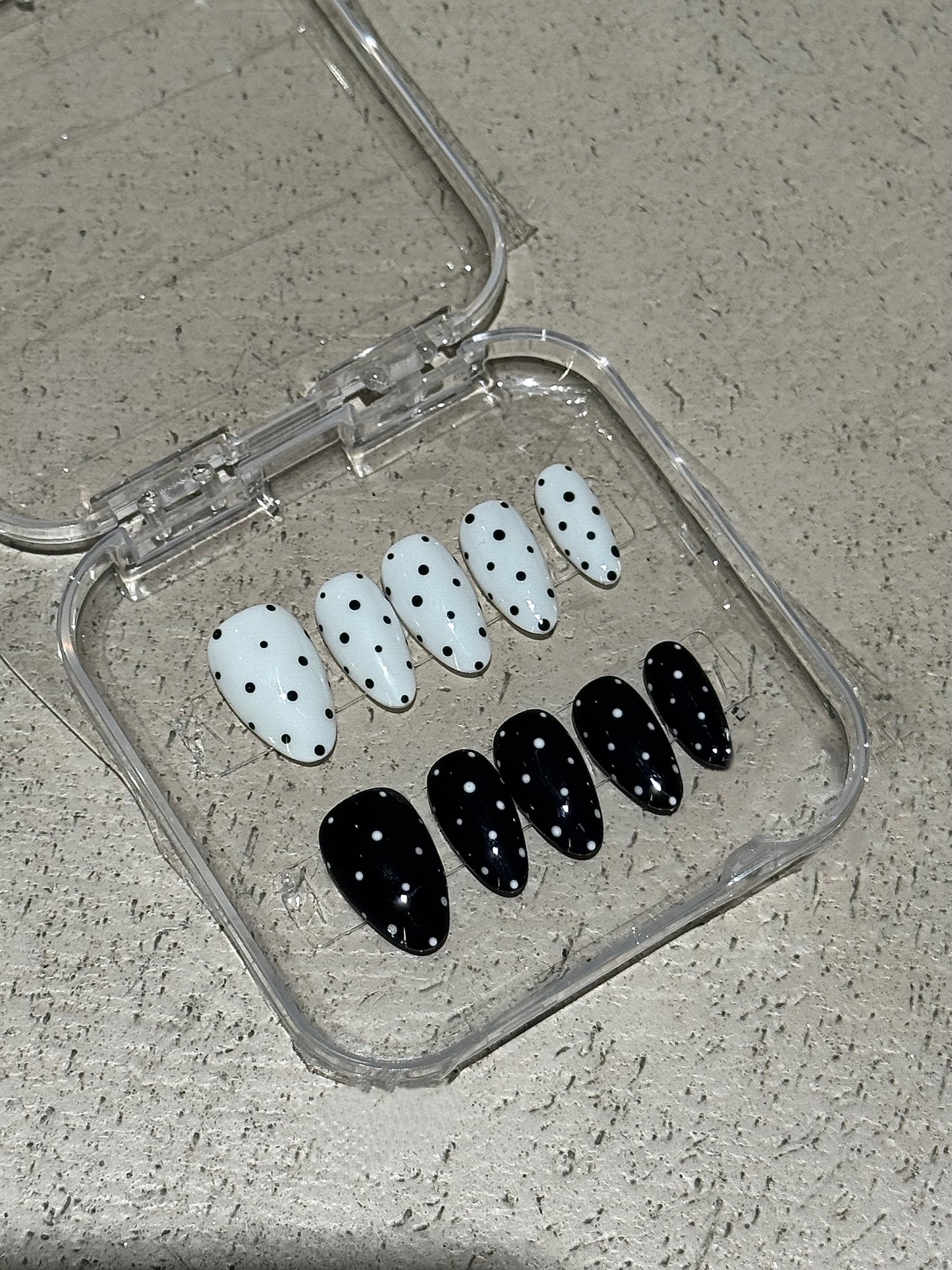 Polka Black - handsy nails