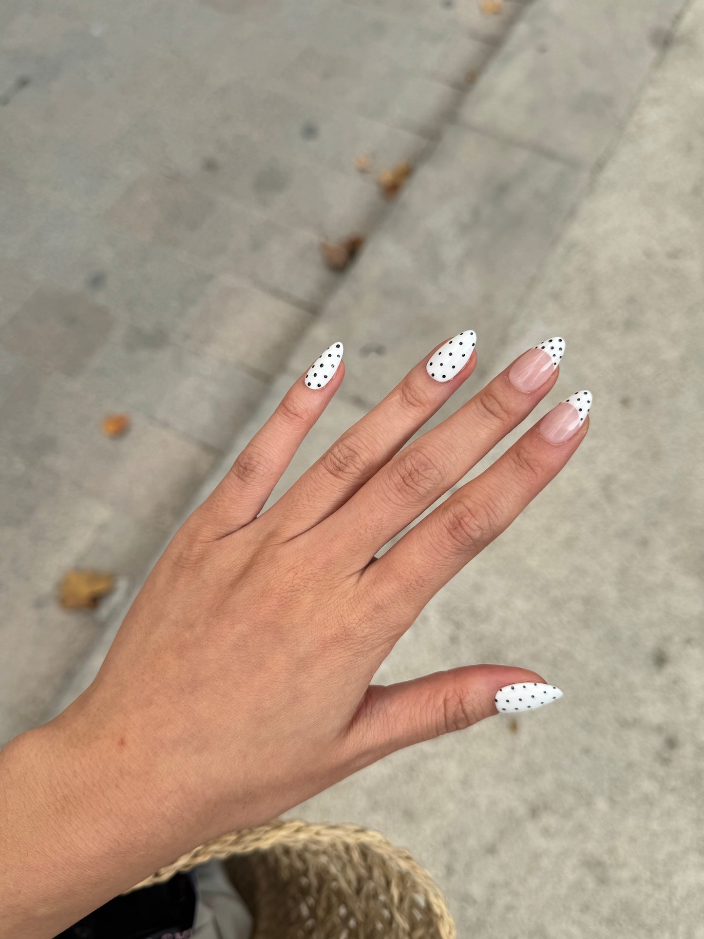 Polka White - handsy nails