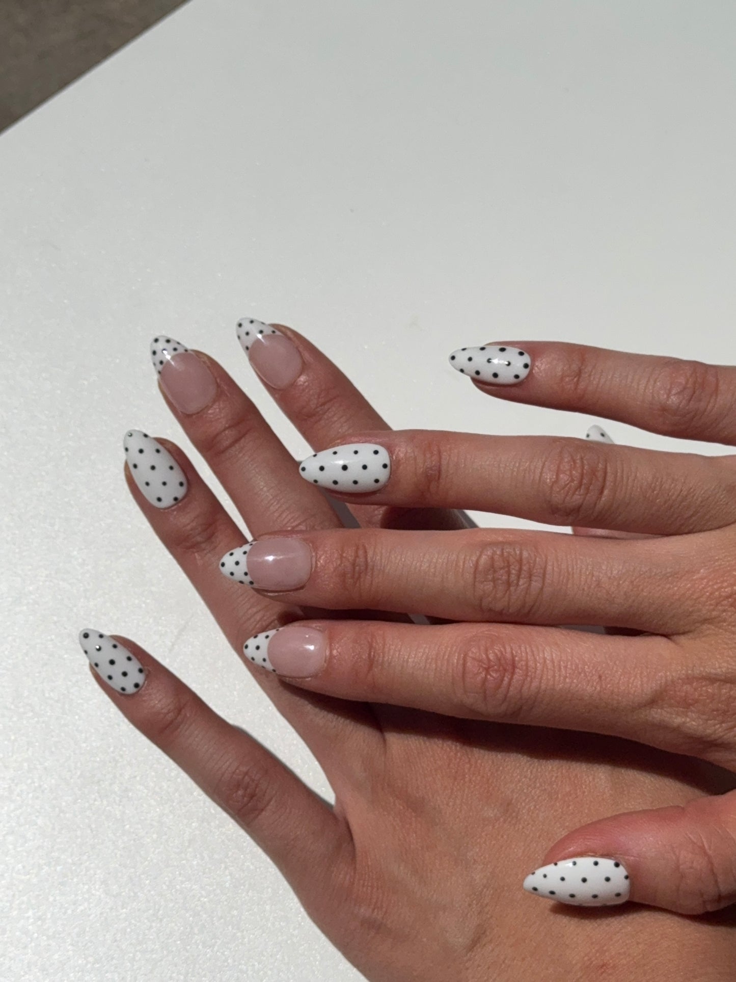 Polka White - handsy nails