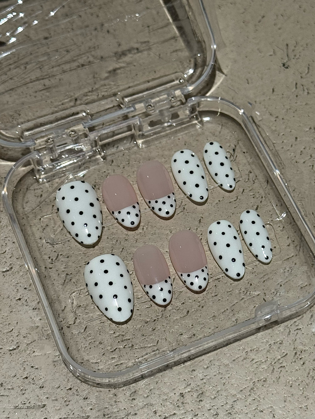 Polka White - handsy nails