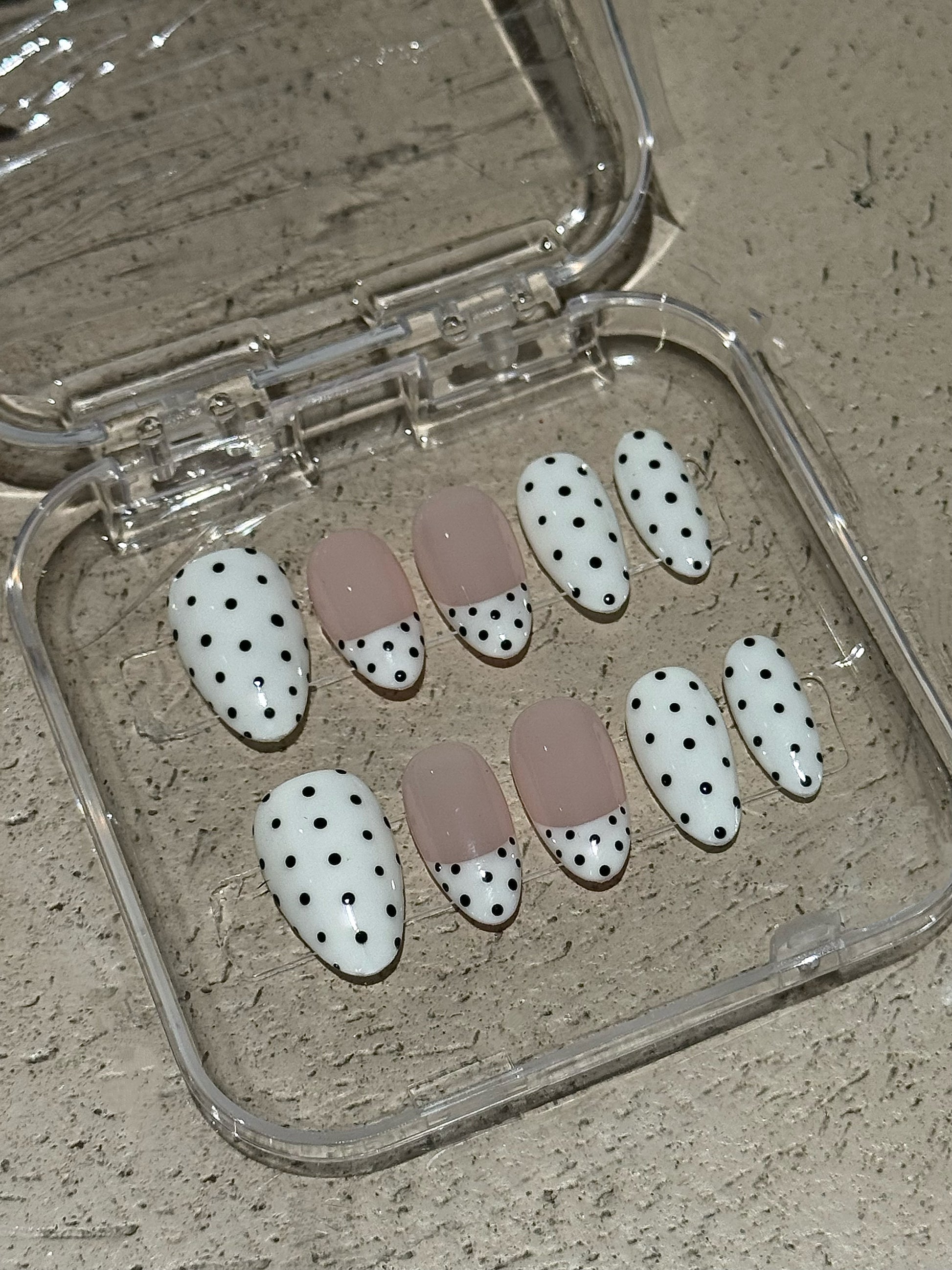 Polka White - handsy nails
