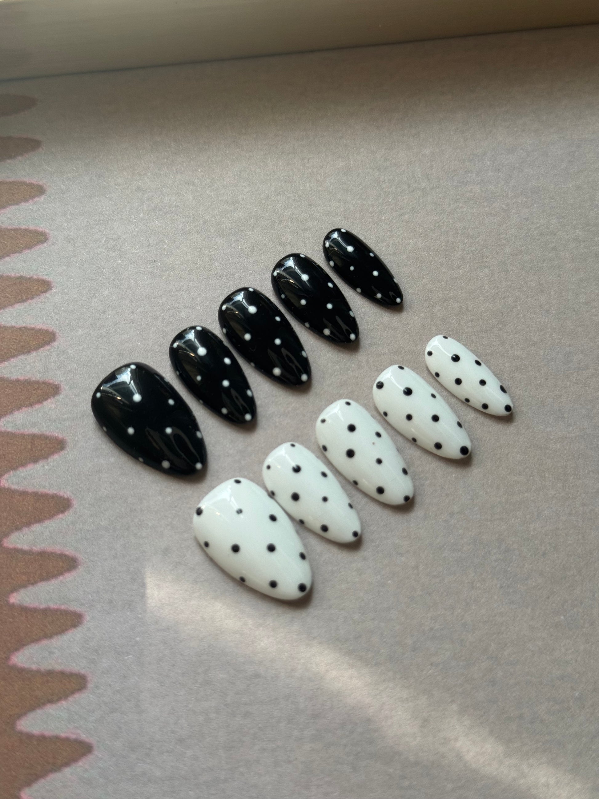Polka Black - handsy nails