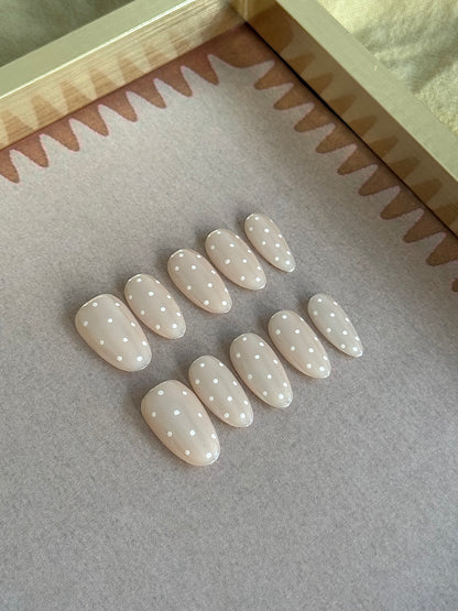 Milky Polka - handsy nails
