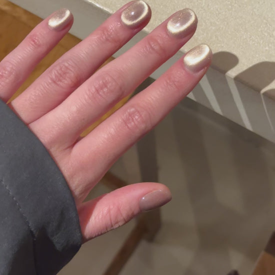 nails-opal-eye-cat-velvet-beige-press-on-short